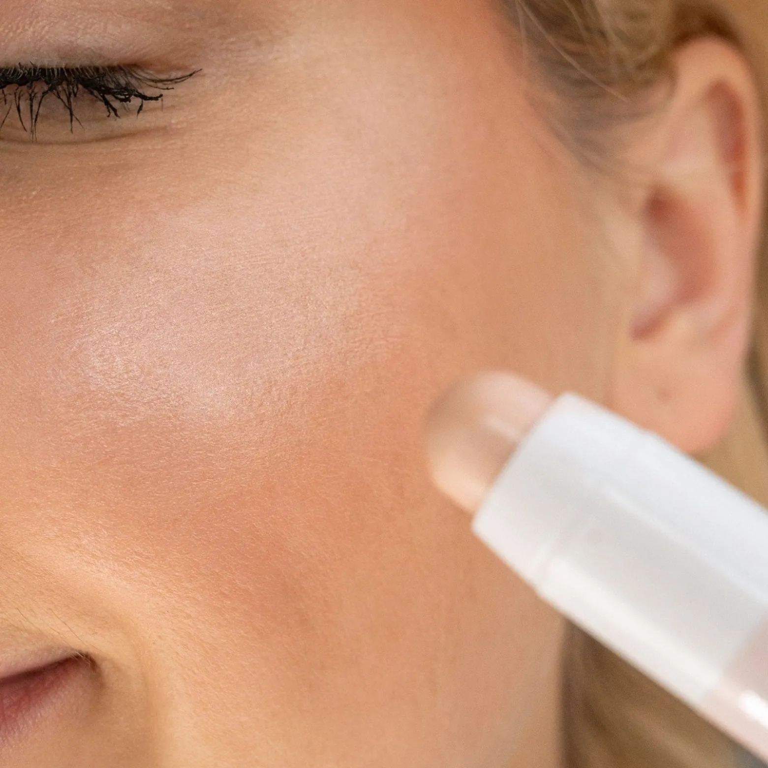 Bell HYPOAllergenic Ultra Light Highlighter Stick 01 Radiant Glaze 3.7g (0.13oz)