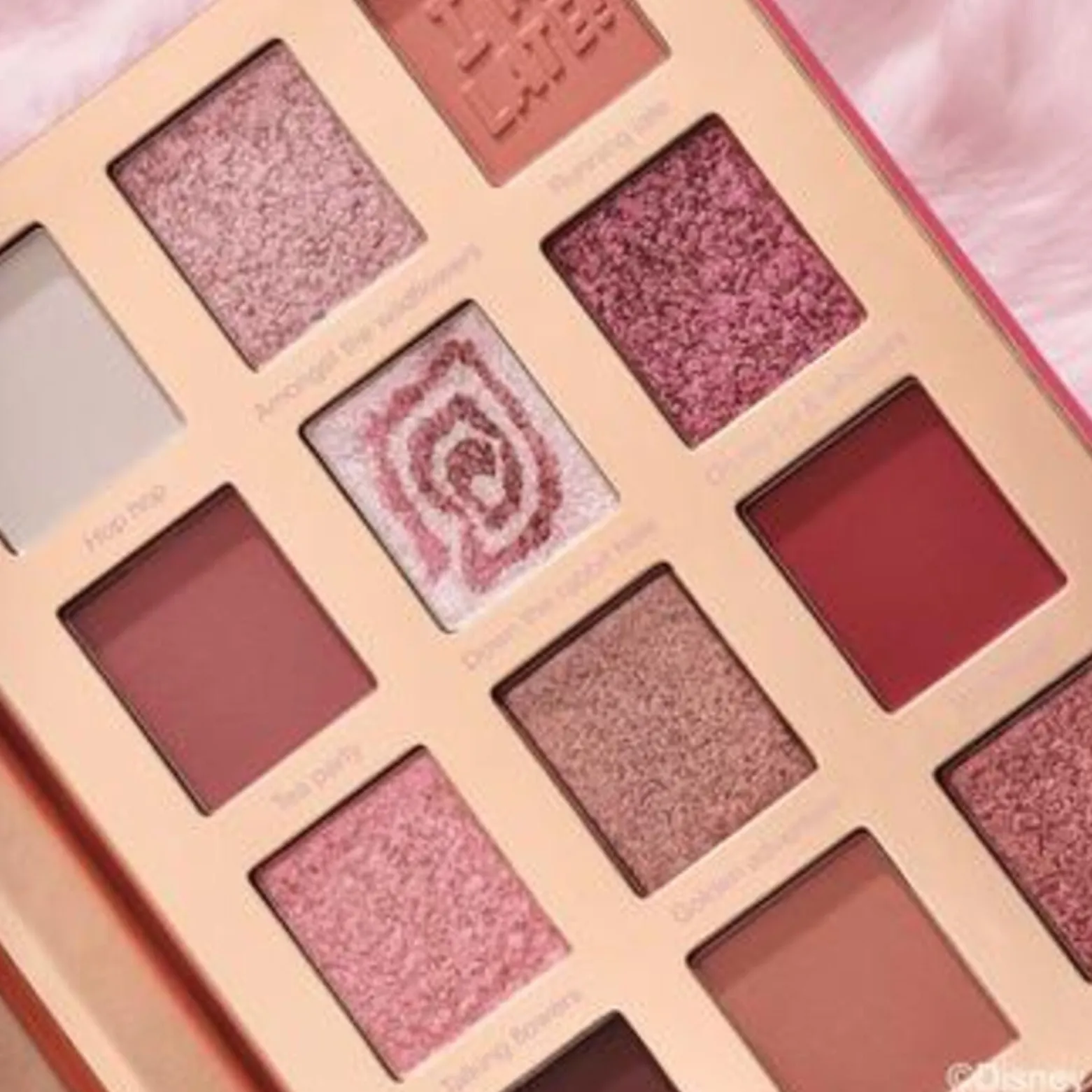 essence Disney Alice in Wonderland Eyeshadow Palette 02 Running As Fast As I Can!
