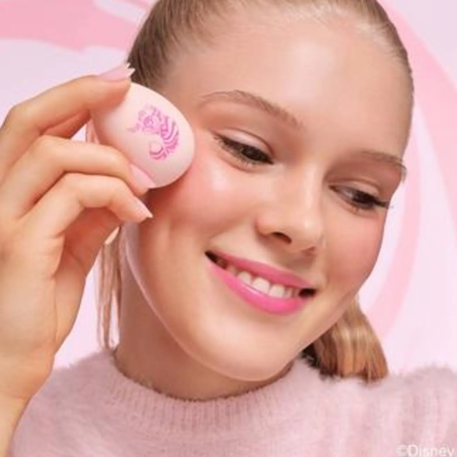essence Disney Alice in Wonderland Color-Changing Makeup Sponge 01 This Way Or That Way?