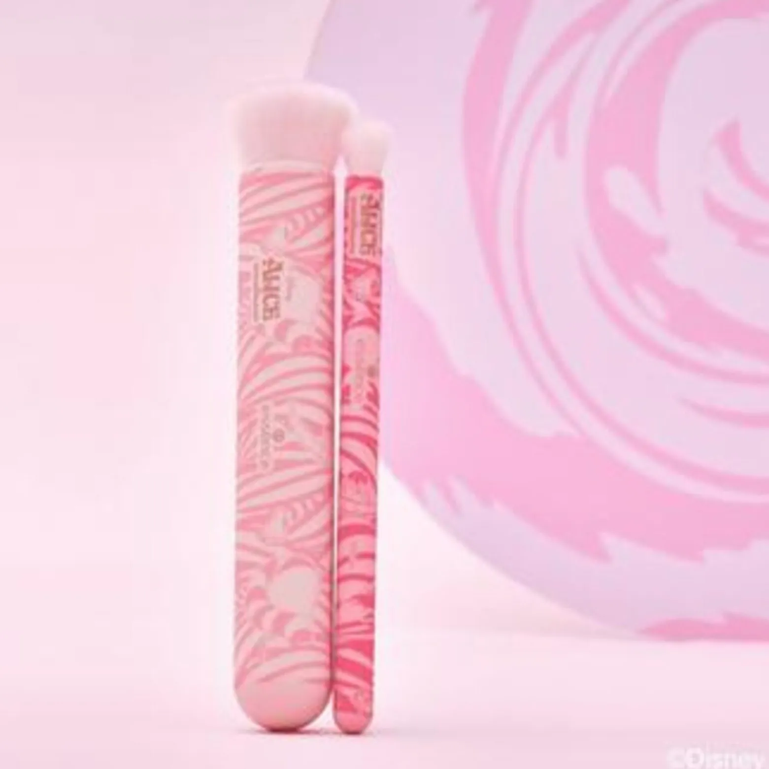 essence Disney Alice in Wonderland Makeup Buffer Brush 01 Simply Me