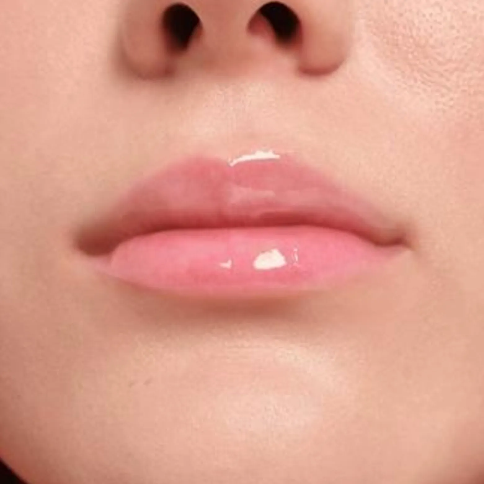 essence Disney Alice in Wonderland Plumping High-Shine Lipgloss 02 Purrfect Smile 4ml (0.13floz)