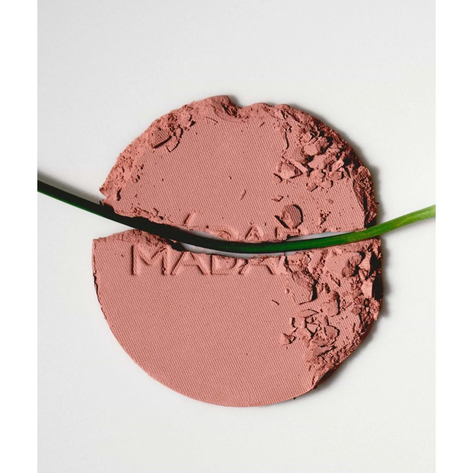 Mádara Magnetic Blush Mineral Cheek Blusher 2 Bare Blossom 6g (0.21oz)